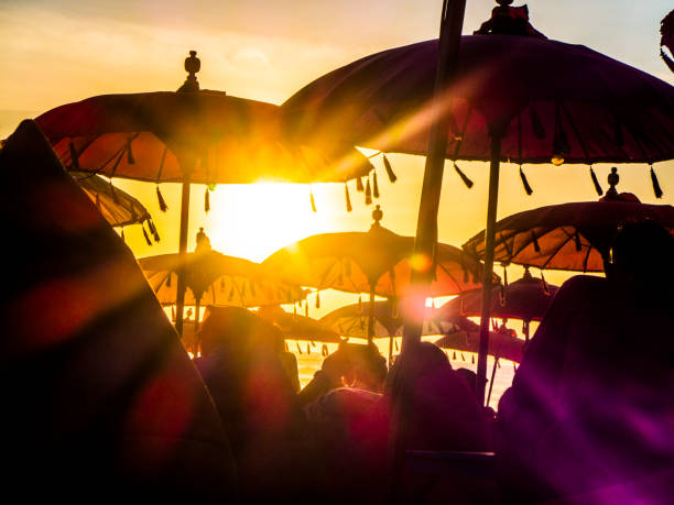 półksiężna plaża zachód słońca, kolorowe beanbags i parasole plażowe na białej piaszczystej plaży, raj na ziemi - nusa dua obrazy zdjęcia i obrazy z banku zdjęć