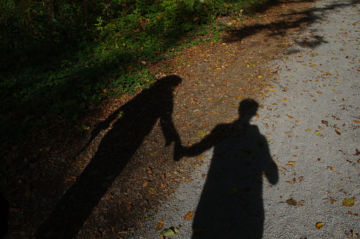Pareja De Sombra Foto de stock y más banco de imágenes de Actividad de fin de semana - Actividad de fin de semana, Adulto, Adulto joven - iStock Pareja De Sombra Foto de stock y más banco de imágenes de Actividad de fin de semana - Actividad de fin de semana, Adulto, Adulto joven - iStock