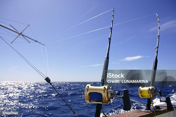 Angler Лодке Спортивное Рыболовство В Морской Водой — стоковые фотографии и другие картинки Роскошь