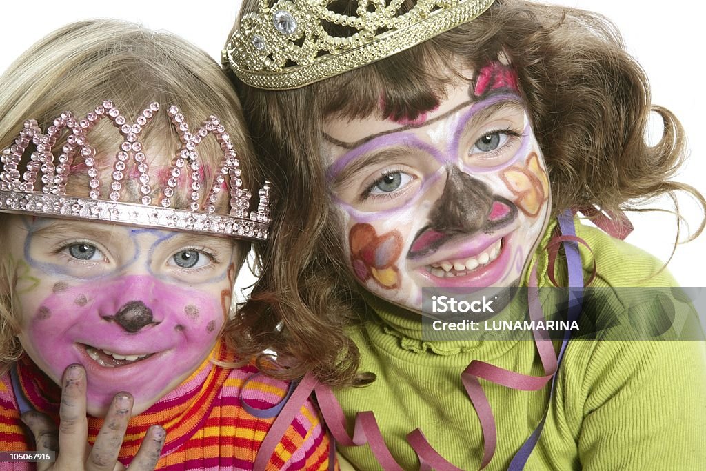 Parti po'di due sorelle con il viso dipinto felice - Foto stock royalty-free di 2-3 anni
