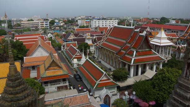Wat Arun is a Buddhist temple in Bangkok Yai district of Bangkok, Thailand, on the Thonburi west bank of the Chao Phraya River. The temple derives its name from the Hindu god Aruna, often personified as the radiations of the rising sun. wat arun es un templo budista en el distrito de bangkok yai de bangkok, tailandia, en la orilla oeste de thonburi del río chao phraya. el templo de su nombre deriva del dios hindú aruna, personificado a menudo como las radiaciones del sol naciente.