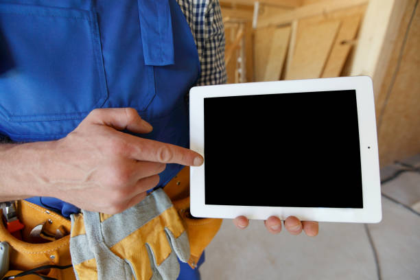 worker pointing at tablet - building contractor engineer digital tablet construction imagens e fotografias de stock