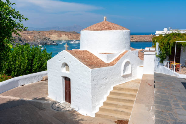 kleine kirche in lindos, rhodos, griechenland - lindos stock-fotos und bilder