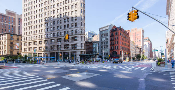 blick auf das flatiron building in new york auf der 5th avenue - world trade center manhattan stock-fotos und bilder