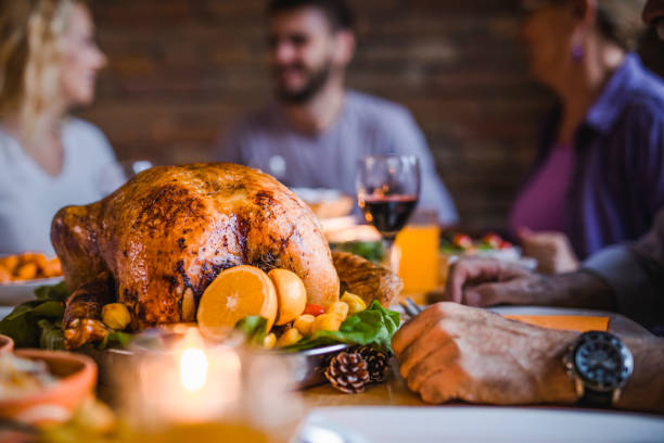 nahaufnahme von gebratenen truthahn auf familie "esstisch. - roast turkey turkey thanksgiving holiday stock-fotos und bilder