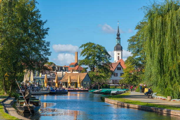 spreewald lübbenau, lehde - grande porto in vista del curch - canal sea journey romance foto e immagini stock