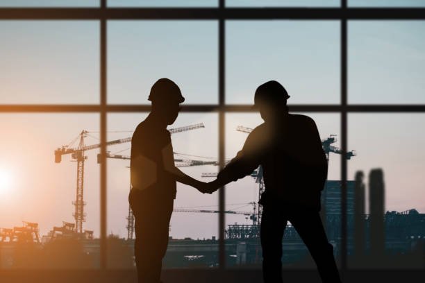 silhouette di ingegnere e team di costruzione che lavorano in loco su sfondo sfocato per il background del settore con fiera light. creare da più immagini di riferimento insieme - housing project immagine foto e immagini stock