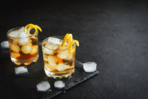 whisky ou rhum - whisky cocktail glass rum photos et images de collection