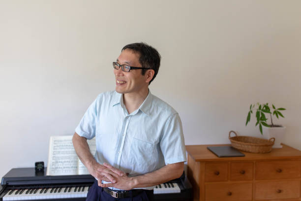 istock Japanese man making a speech in friend's home 1050729404