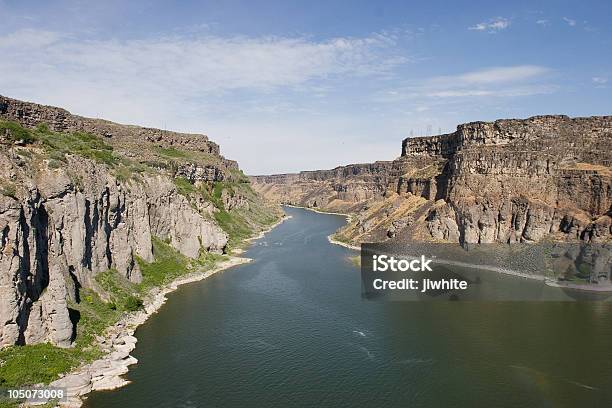 Foto de Snake River Fluindo Longe Da Cachoeira De Shoshone Grande e mais fotos de stock de Azul