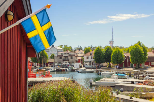 sommer im stockholmer schärengarten - stockholm sweden flag swedish culture stock-fotos und bilder