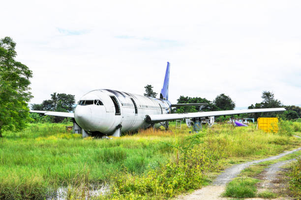 cimitero aereo abbandonato nella prateria di chiang mai, thailandia. - camposanto monumentale foto e immagini stock