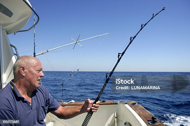 Angler Senior Gran Juego Bote De Pesca Deportiva Foto de stock y más banco de imágenes de Pesca mayor - Pesca mayor, Pescar, Pez aguja