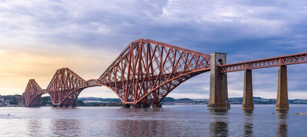 the forth bridge edinburgh panorama - firth of forth rail bridge bridge edinburgh europe imagens e fotografias de stock