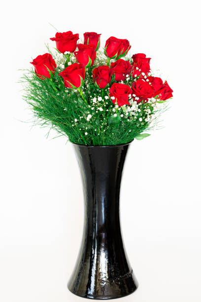 roses rouges dans un vase - dozen roses rose flower arrangement red photos et images de collection