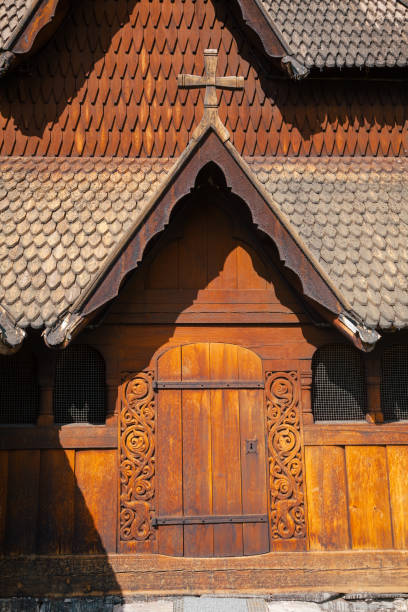 heddal stave church telemark norvegia scandanavia - stavkyrkje foto e immagini stock