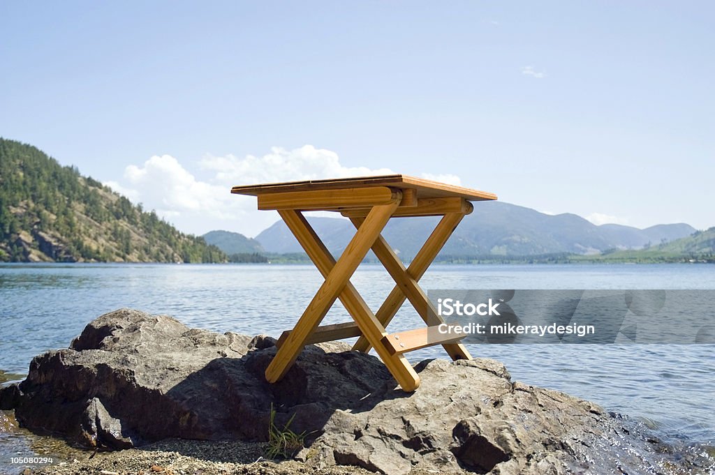 小さなフォールドアップテーブル湖を一望する - サイドテーブルのロイヤリティフリーストックフォト
