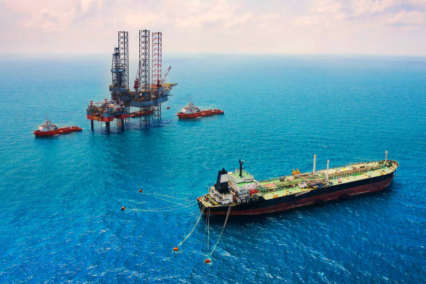 걸프전에서 유조선 및 기름 장비 - construction platform sea drill mining 뉴스 사진 이미지
