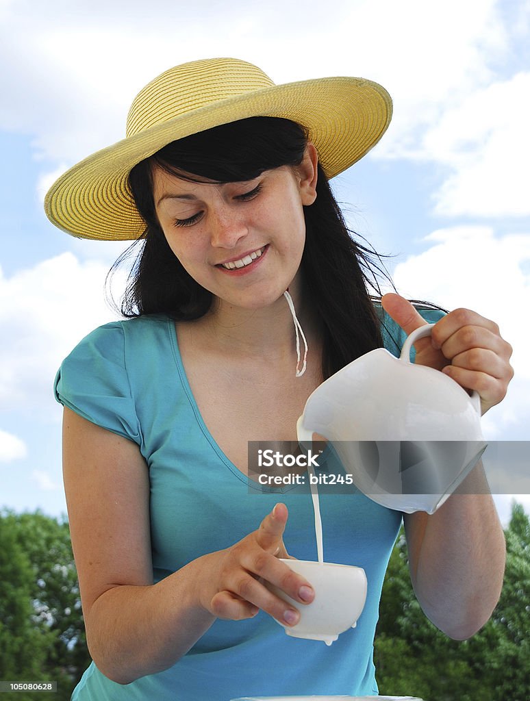 Giovane donna sorridente con Brocca di latte - Foto stock royalty-free di Adulto