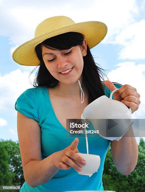 Giovane Donna Sorridente Con Brocca Di Latte - Fotografie stock e altre immagini di Adulto - Adulto, Ambientazione esterna, Beautiful Woman