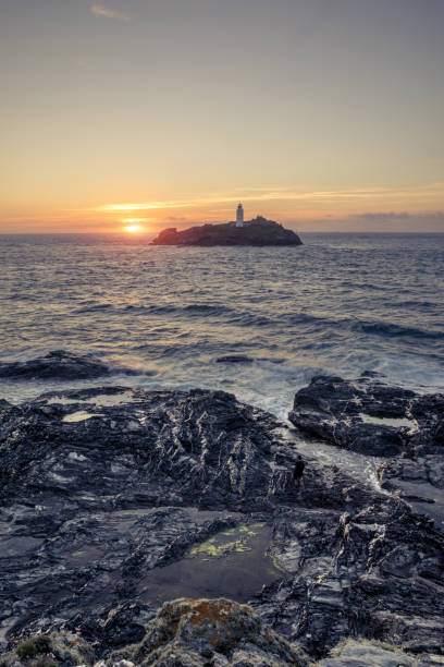 приключения, исследуя дикую природу в великобритании - корнуолл - godrevy lighthouse фотографии стоковые фото и изображения