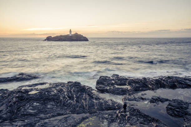 приключения, исследуя дикую природу в великобр�итании - корнуолл - godrevy lighthouse фотографии стоковые фото и изображения