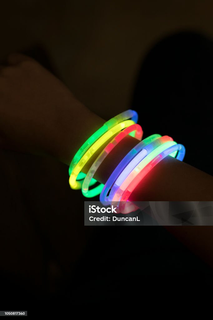 Leuchtstäbe mit Händen - Lizenzfrei Ausrüstung und Geräte Stock-Foto