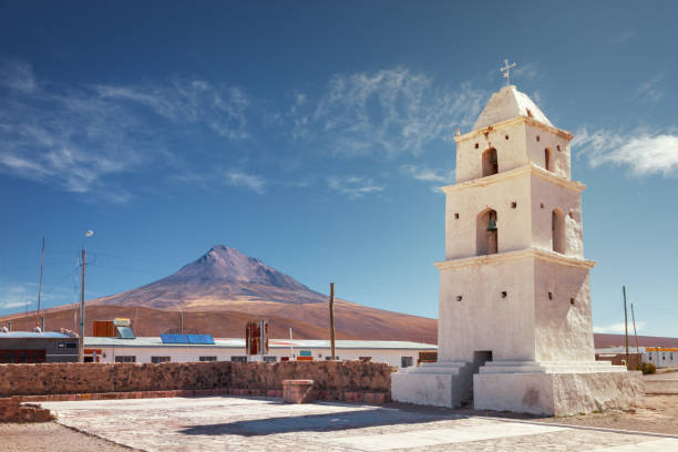 tour de l’église de cariquima, près de colchane, dans la région de tarapaca, dans les contreforts de la montagne de cariquima, chili - north photos et images de collection