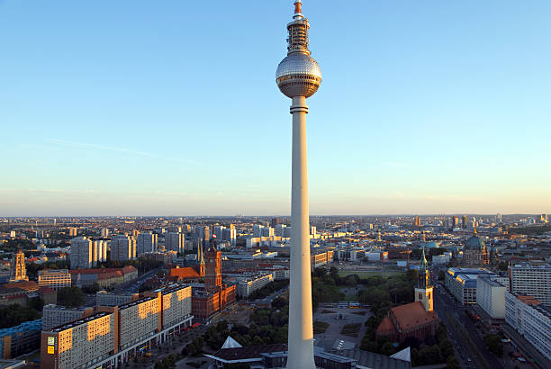 berlin skyline sonnenuntergang - plattenbau berlin germany east germany office building stock-fotos und bilder