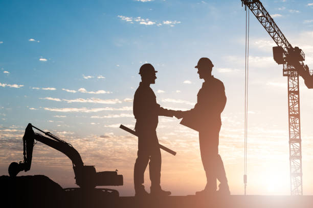 arquitectos estrechándole la mano al aire libre - engineer architect building contractor team fotografías e imágenes de stock