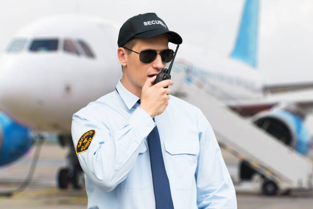 портрет охранника, говорящая о walkie talkie - security staff security airport airport security стоковые фото и изображения