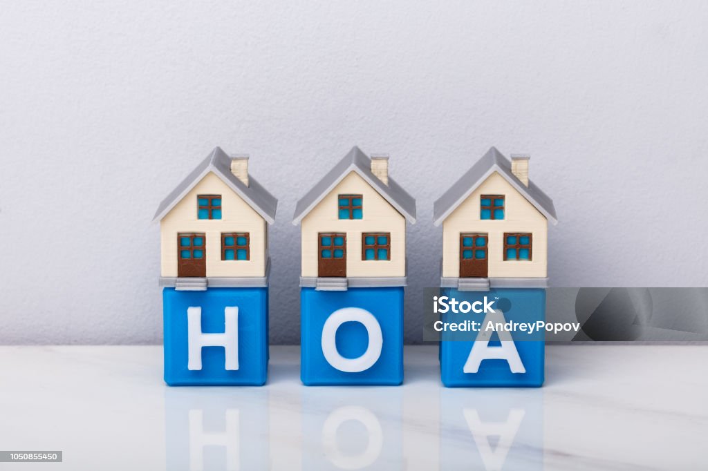 Fila de modelos casa de bloques cúbicos de HOA - Foto de stock de Comunidad de propietarios libre de derechos