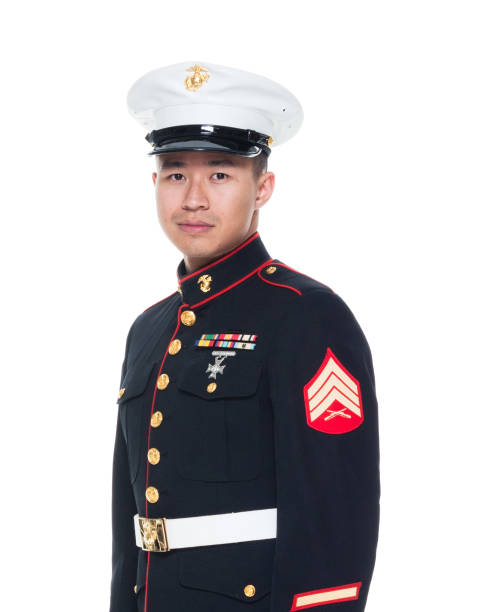 marine usa in uniforme con le mani fianco a fianco - marines uniform medal armed forces foto e immagini stock
