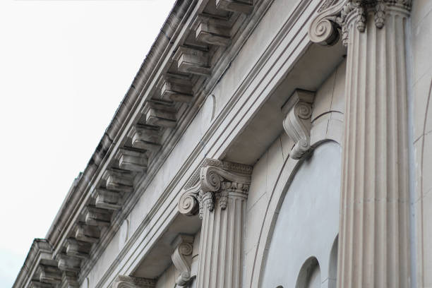 klassische fassade spalte gebäudedach abgewinkelt ansicht von der straße - court building stock-fotos und bilder