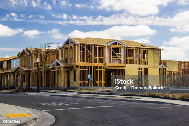 Foto de Duas Casas De História Em Construção e mais fotos de stock de Setor de construção - Setor de construção, Edifício residencial, Obra