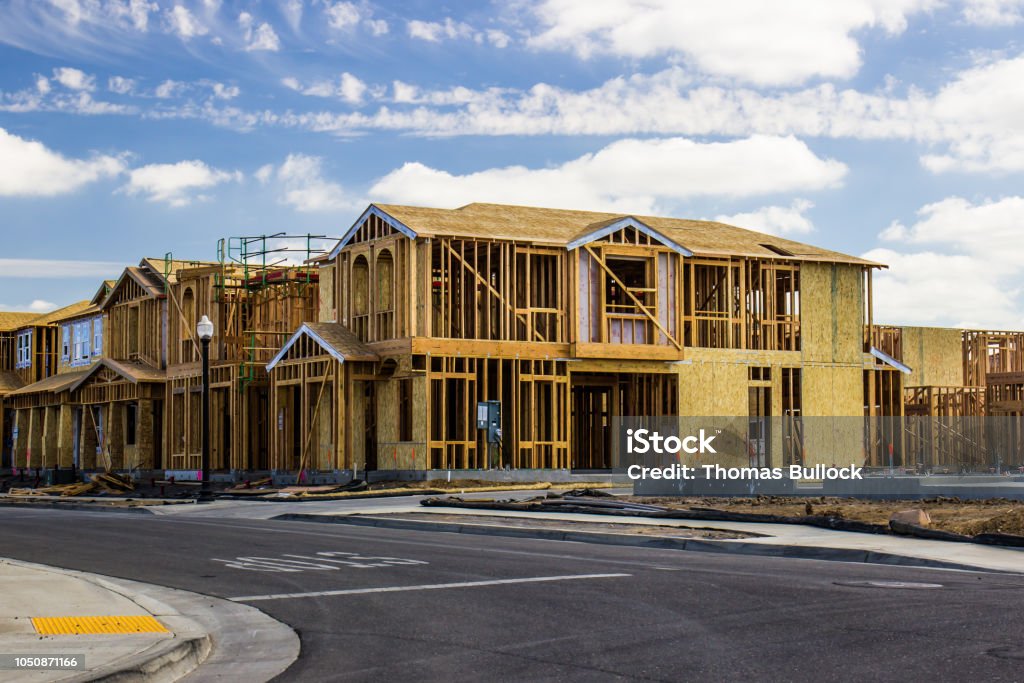 Два истории дома в стадии строительства - Стоковые фото Строительная отрасль роялти-фри