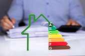 Haus mit Energie-Effizienz-Rate auf Schreibtisch