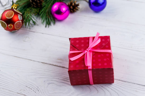 caja de regalo y decoraciones de la navidad en mesa de madera blanca - 7655 fotografías e imágenes de stock