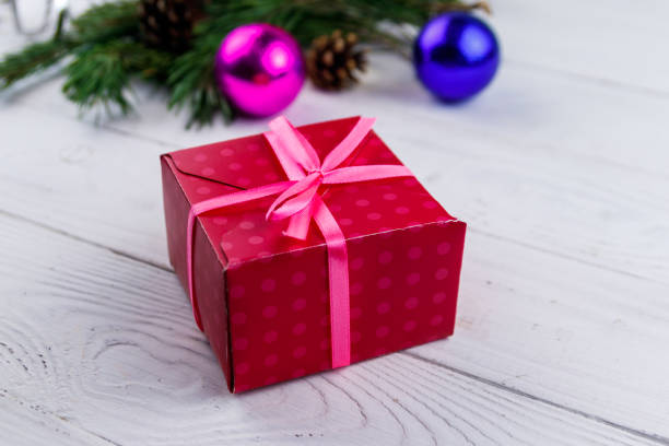 confezione regalo e decorazioni natalizie su tavolo in legno bianco - 7650 foto e immagini stock