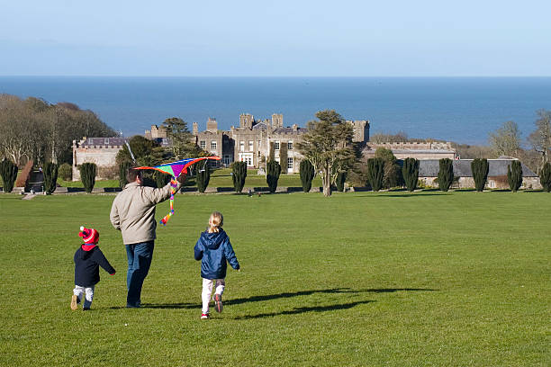 kite volando en ardgillan - skerries fotografías e imágenes de stock