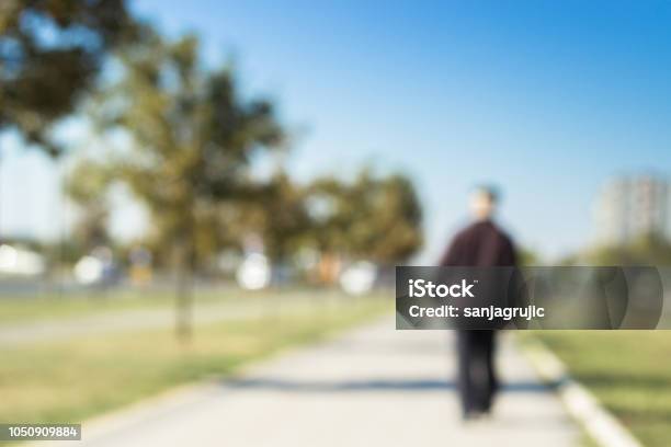 Defokussierten Großeltern Fuß Auf Dem Bürgersteig Stockfoto und mehr Bilder von Rückansicht - Rückansicht, Senioren - Männer, Stadt