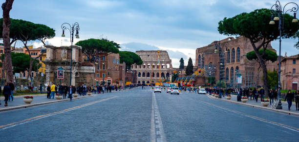 droga cesarskich forów w nudny dzień. droga łącząca pomnik vittorio emanuele ii z koloseum - travel tourist roman forum rome zdjęcia i obrazy z banku zdjęć