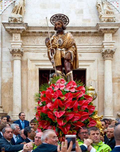 la statua di san rocco viene portata fuori dalla chiesa e portata in processione per le vie di modugno, in puglia. italia - san rocco foto e immagini stock