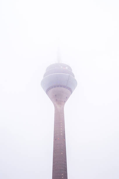 dusseldorf, alemania - televisión y telecomunicaciones de la torre - rhine river audio fotografías e imágenes de stock