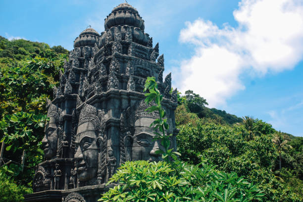kuvapankkikuvat ja rojaltivapaat kuvat aiheesta thaimaalainen temppeli metsässä - ko samui