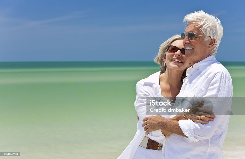 Heureux couple senior en blanc sur la plage tropicale - Photo de Plage libre de droits