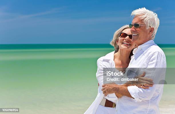 Photo libre de droit de Heureux Couple Senior En Blanc Sur La Plage Tropicale banque d'images et plus d'images libres de droit de Plage