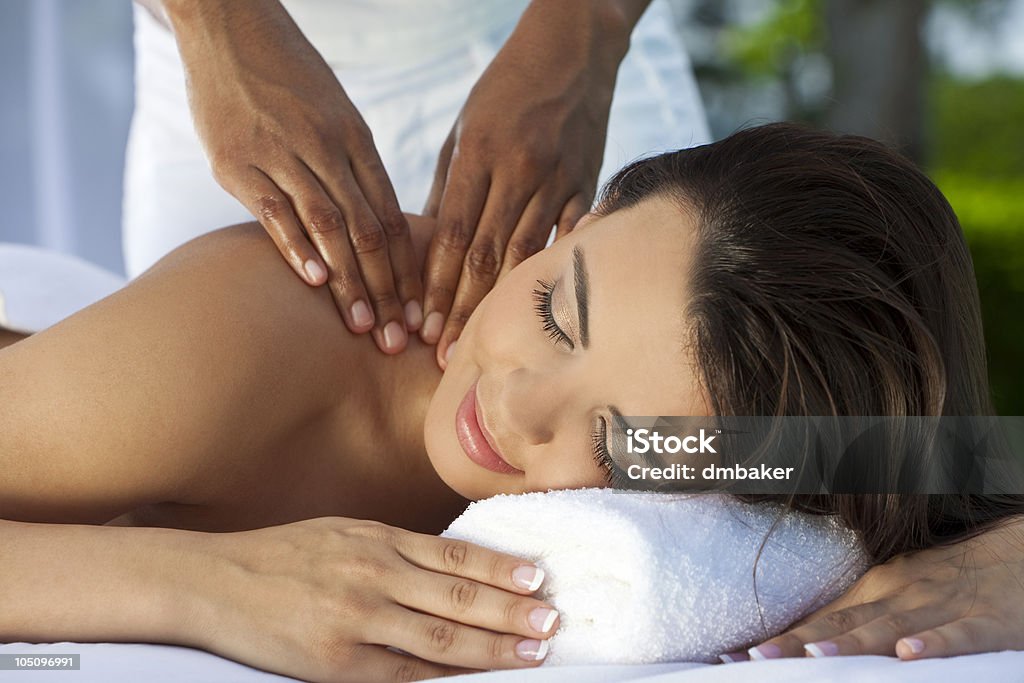 Kobieta na zewnątrz w Spa zdrowia o masaż relaksacyjny - Zbiór zdjęć royalty-free (Brązowe włosy)