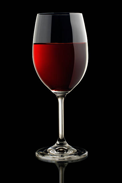 Kieliszek czerwone wino-izolowano na czarnym – zdjęcie