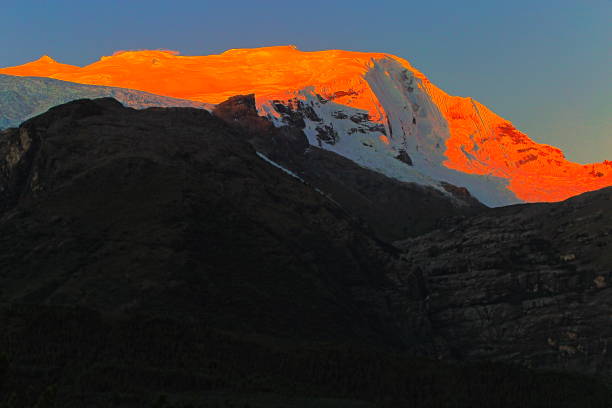 copa mountain range in majestic cordillera blanca at sunset - ancash, peru - mountain peru cordillera blanca mountain range zdjęcia i obrazy z banku zdjęć